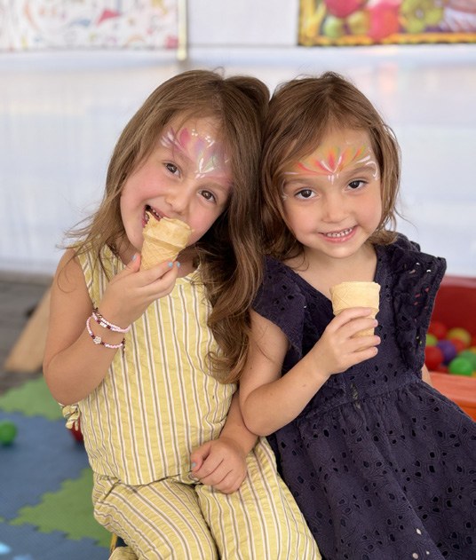 Enfants en atelier créatif
